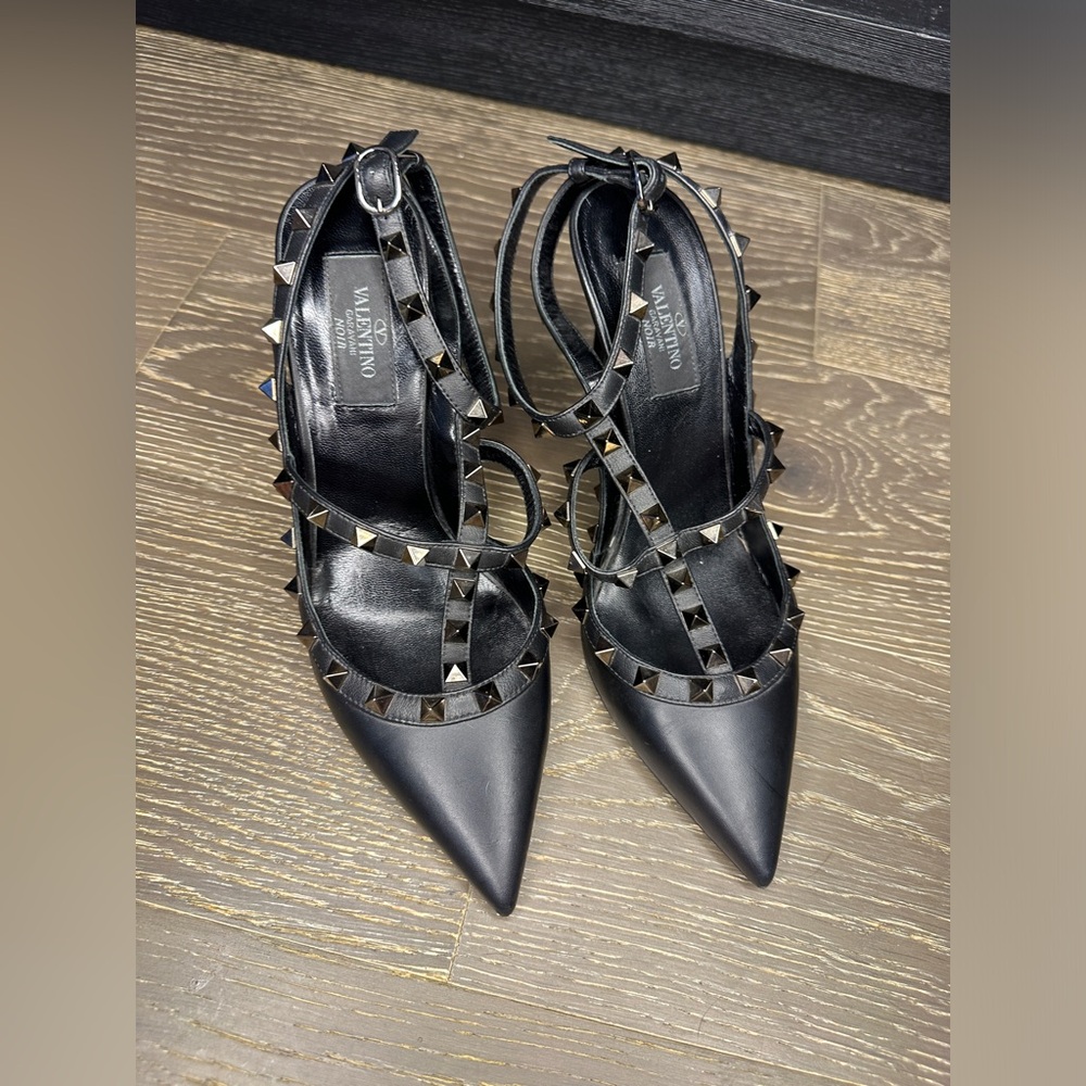 VALENTINO GARAVANI | Noir Rockstud Pointed Toe Heels | Size 38 - Picture 3 of 13